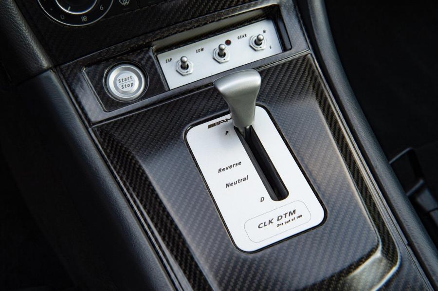 Детали интерьера Mercedes-Benz CLK55 AMG DTM Street Version 2005 года  (фото 9 из 25)
